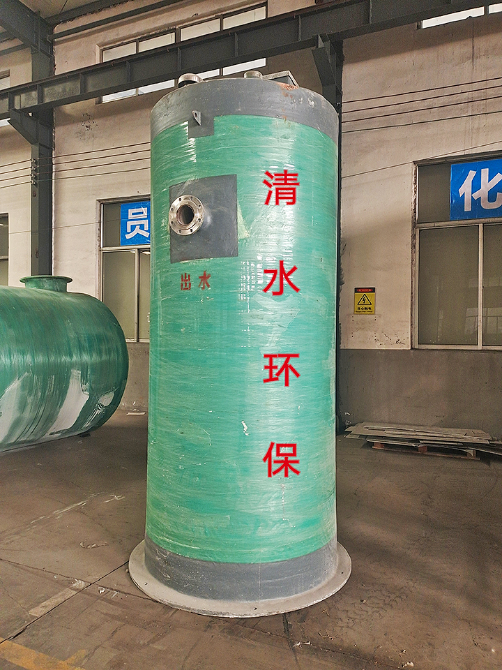 玻璃鋼預(yù)制泵站安裝現(xiàn)場(chǎng).jpg